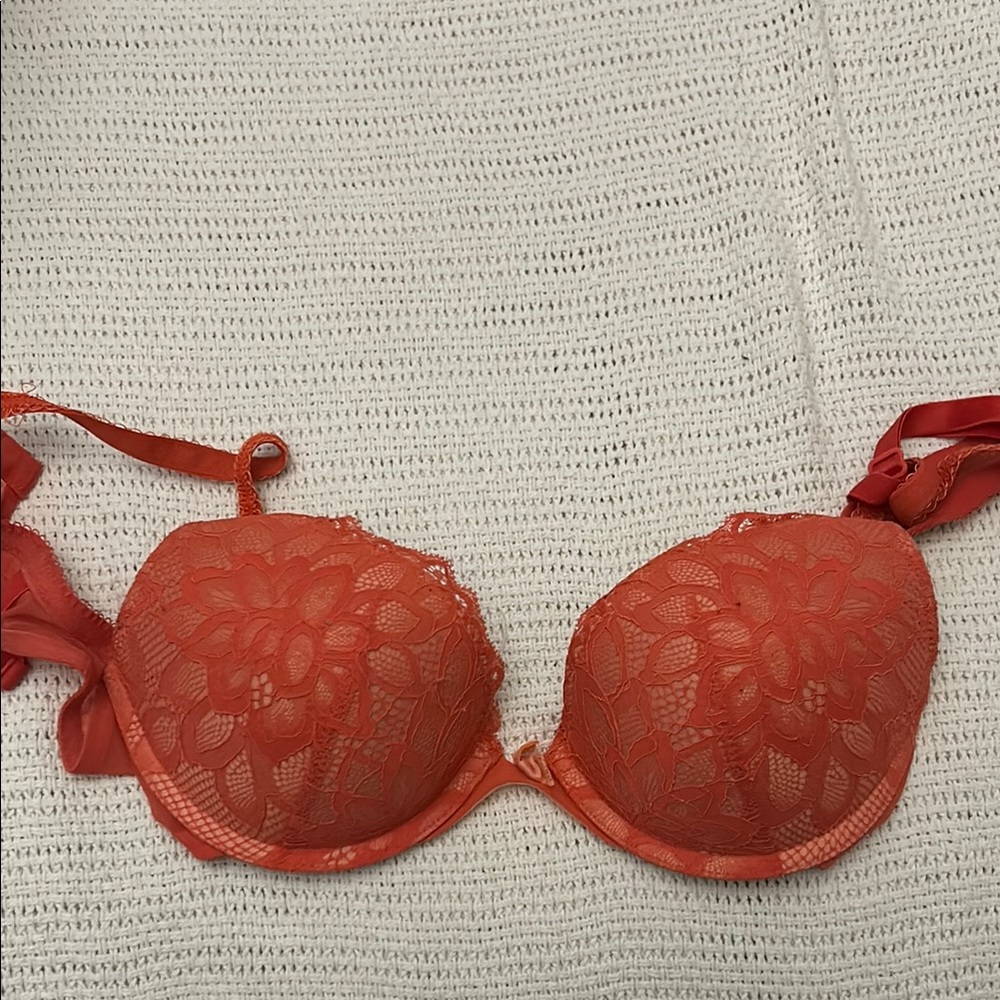 Coral Underwire Bra with Textured Floral Design and Adjustable Straps